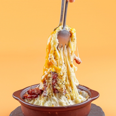 熱々濃厚チーズの「ボルケーノパスタ」