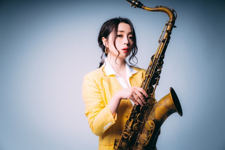 塚本奈加(Vo/T.sax)