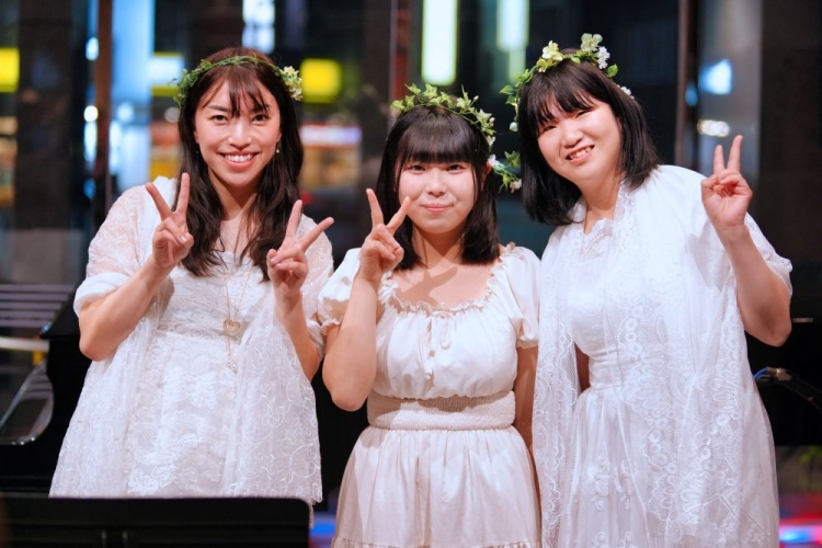 Moca, Eri, Momoko (Vocal)